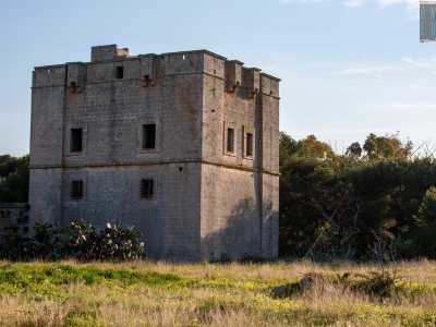 ...impressione data dall�ispessimento della muratura agli angoli e accentuata dal muro �a scarpa� del piano terra  